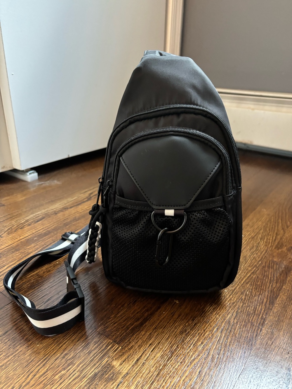 New Denise Austin Neoprene Organizer
Sling Bag Black with white accents